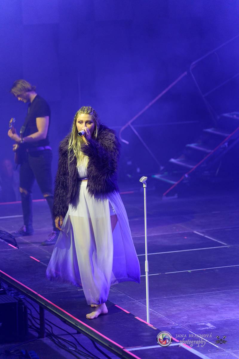 Jamaron si splnili sen. Ve Foru Karlín předvedli energickou show plnou ohňů, vzpomínali i na zesnulého Filipa Karlíka