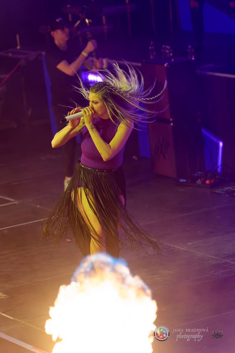 Jamaron si splnili sen. Ve Foru Karlín předvedli energickou show plnou ohňů, vzpomínali i na zesnulého Filipa Karlíka