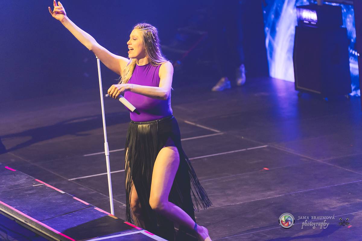 Jamaron si splnili sen. Ve Foru Karlín předvedli energickou show plnou ohňů, vzpomínali i na zesnulého Filipa Karlíka