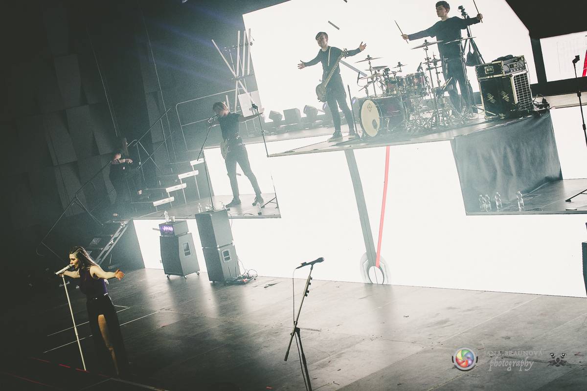 Jamaron si splnili sen. Ve Foru Karlín předvedli energickou show plnou ohňů, vzpomínali i na zesnulého Filipa Karlíka