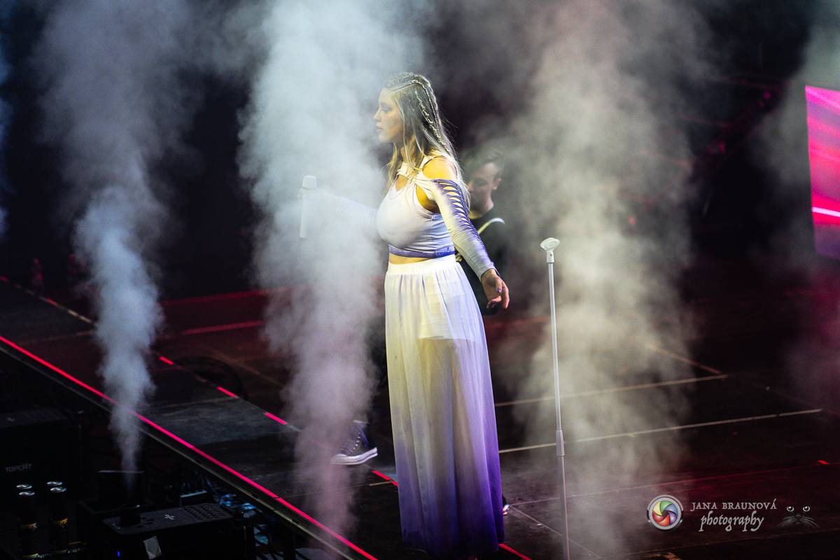 Jamaron si splnili sen. Ve Foru Karlín předvedli energickou show plnou ohňů, vzpomínali i na zesnulého Filipa Karlíka