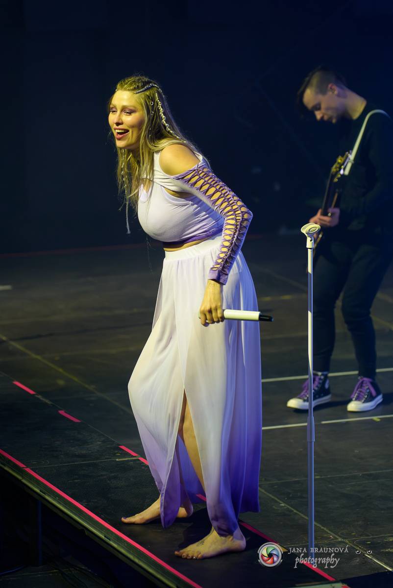 Jamaron si splnili sen. Ve Foru Karlín předvedli energickou show plnou ohňů, vzpomínali i na zesnulého Filipa Karlíka