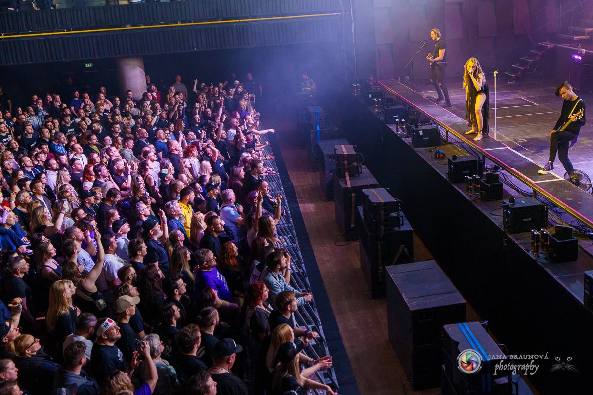 Jamaron si splnili sen. Ve Foru Karlín předvedli energickou show plnou ohňů, vzpomínali i na zesnulého Filipa Karlíka