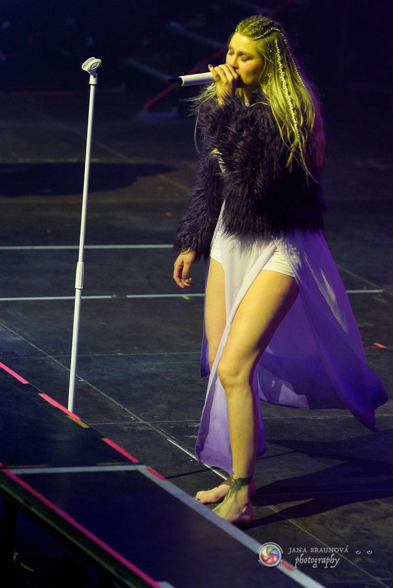 Jamaron si splnili sen. Ve Foru Karlín předvedli energickou show plnou ohňů, vzpomínali i na zesnulého Filipa Karlíka