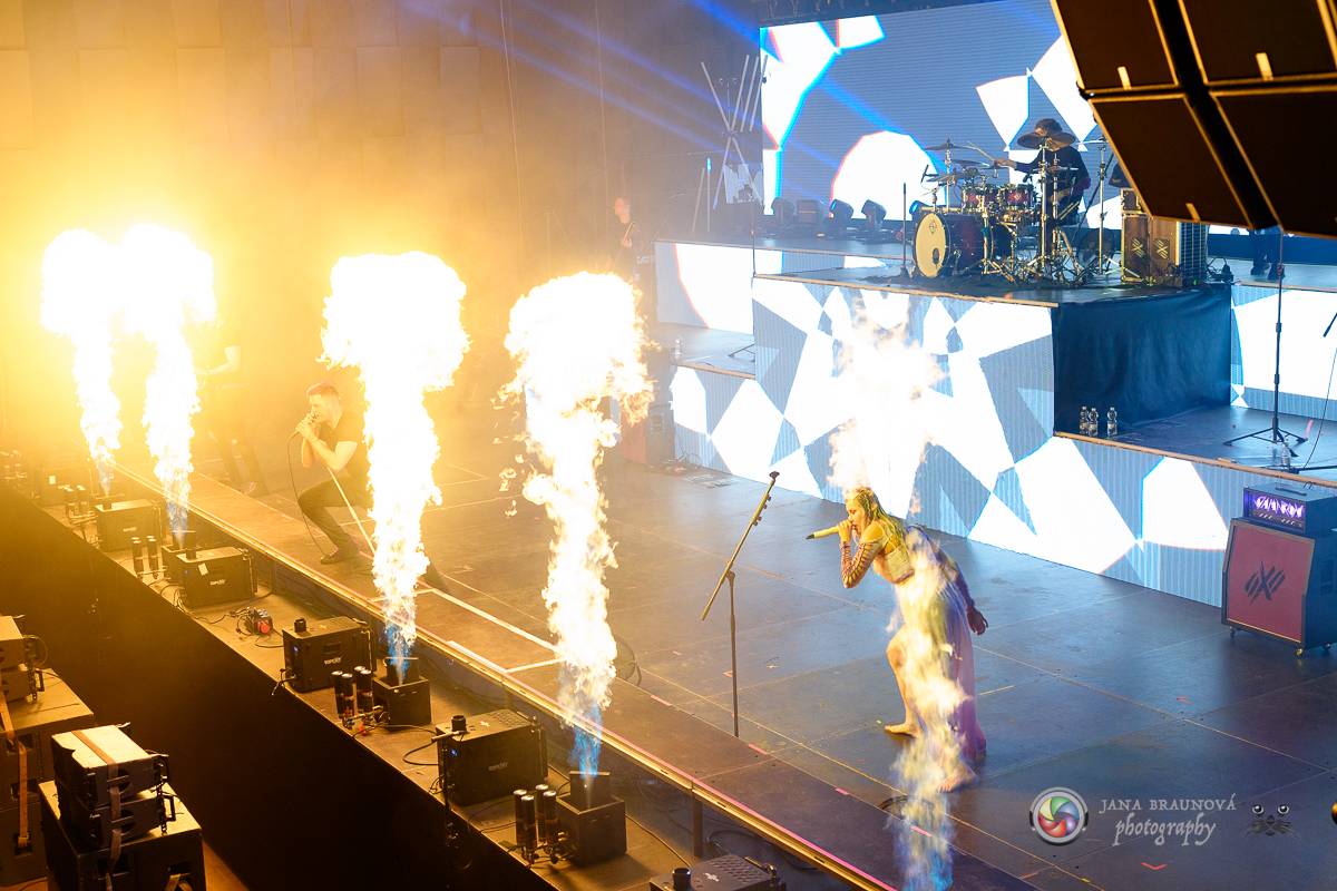 Jamaron si splnili sen. Ve Foru Karlín předvedli energickou show plnou ohňů, vzpomínali i na zesnulého Filipa Karlíka