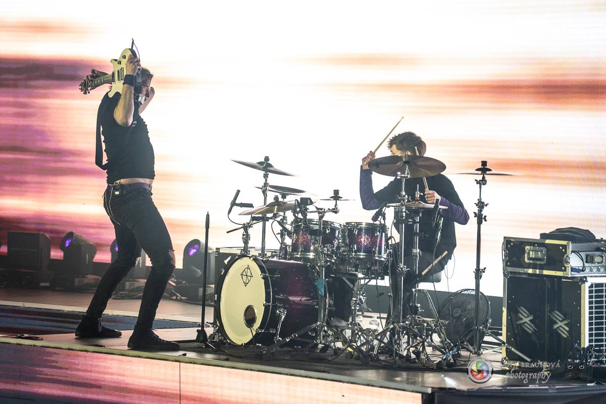 Jamaron si splnili sen. Ve Foru Karlín předvedli energickou show plnou ohňů, vzpomínali i na zesnulého Filipa Karlíka