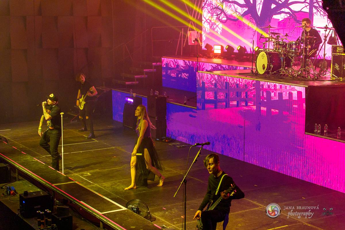 Jamaron si splnili sen. Ve Foru Karlín předvedli energickou show plnou ohňů, vzpomínali i na zesnulého Filipa Karlíka