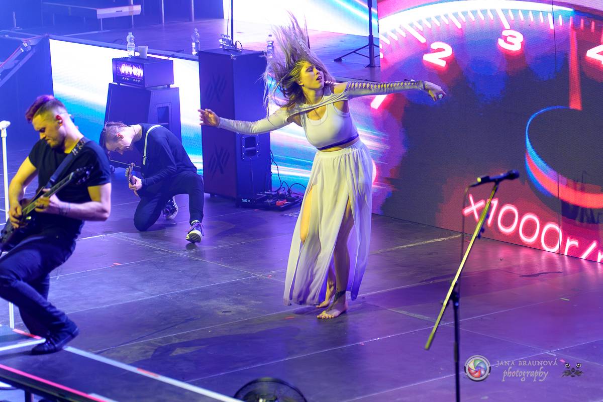 Jamaron si splnili sen. Ve Foru Karlín předvedli energickou show plnou ohňů, vzpomínali i na zesnulého Filipa Karlíka