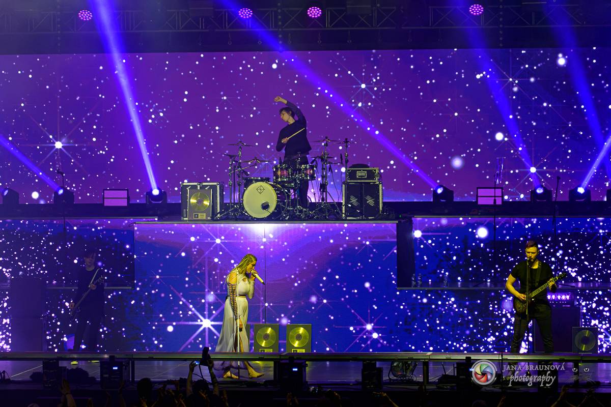 Jamaron si splnili sen. Ve Foru Karlín předvedli energickou show plnou ohňů, vzpomínali i na zesnulého Filipa Karlíka