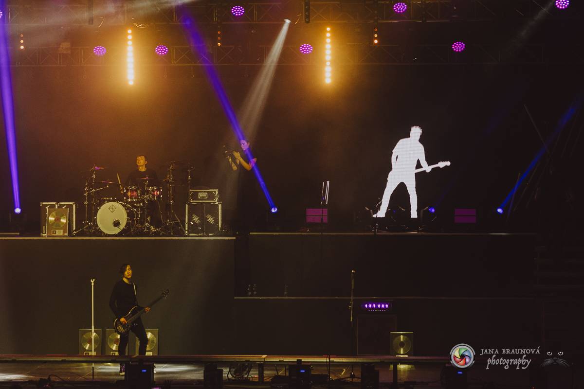 Jamaron si splnili sen. Ve Foru Karlín předvedli energickou show plnou ohňů, vzpomínali i na zesnulého Filipa Karlíka