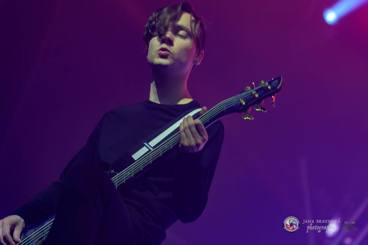 Jamaron si splnili sen. Ve Foru Karlín předvedli energickou show plnou ohňů, vzpomínali i na zesnulého Filipa Karlíka