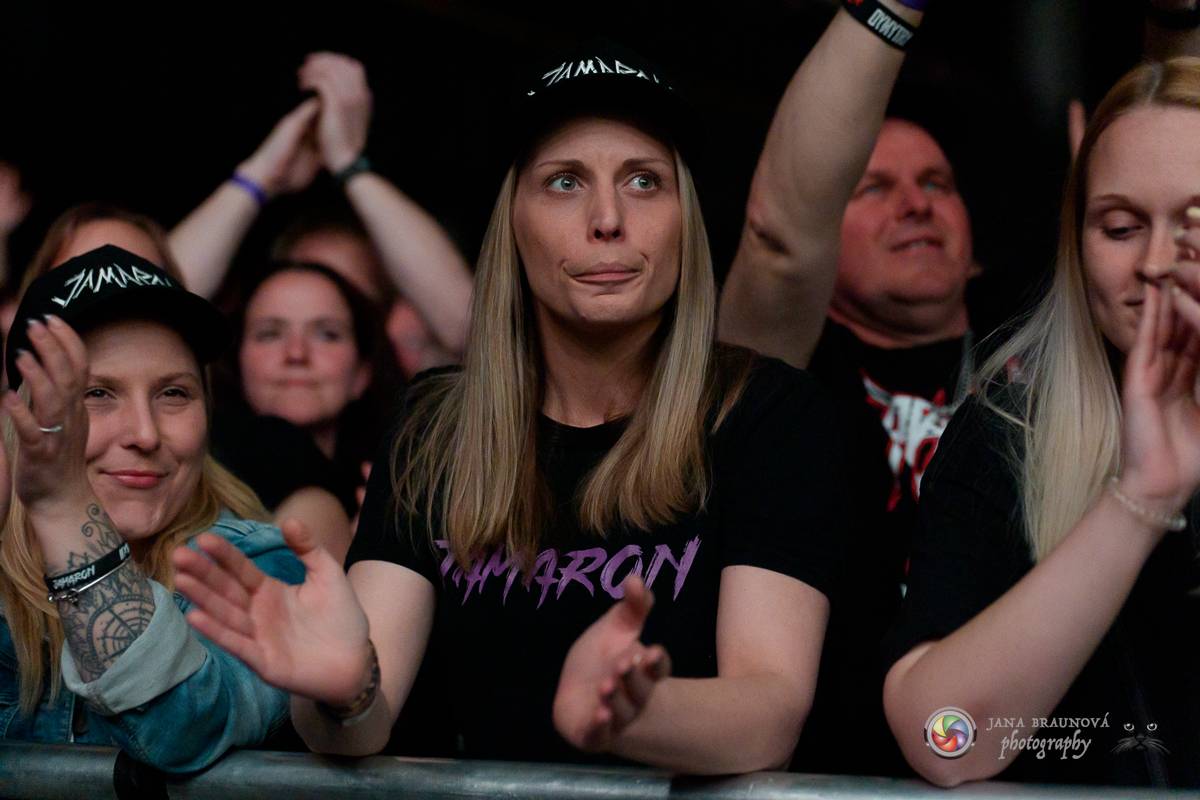 Jamaron si splnili sen. Ve Foru Karlín předvedli energickou show plnou ohňů, vzpomínali i na zesnulého Filipa Karlíka