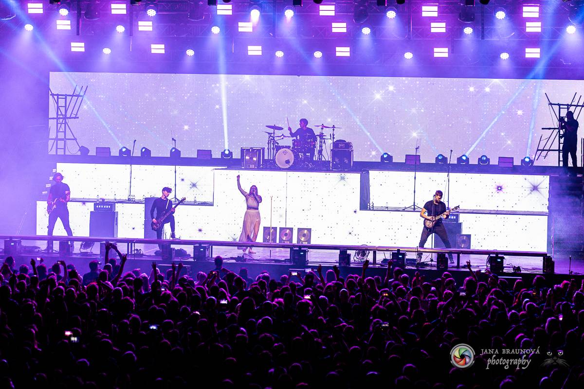 Jamaron si splnili sen. Ve Foru Karlín předvedli energickou show plnou ohňů, vzpomínali i na zesnulého Filipa Karlíka