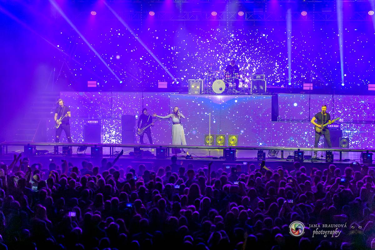 Jamaron si splnili sen. Ve Foru Karlín předvedli energickou show plnou ohňů, vzpomínali i na zesnulého Filipa Karlíka