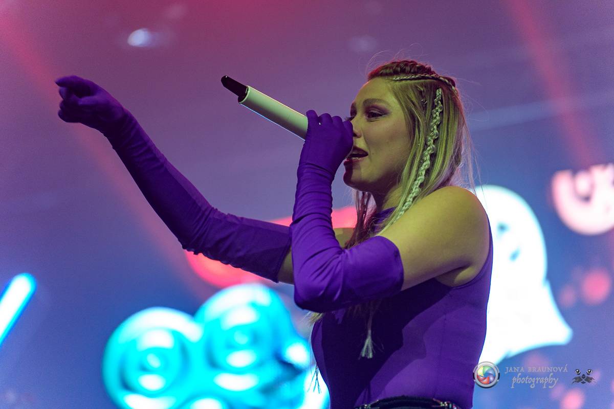 Jamaron si splnili sen. Ve Foru Karlín předvedli energickou show plnou ohňů, vzpomínali i na zesnulého Filipa Karlíka