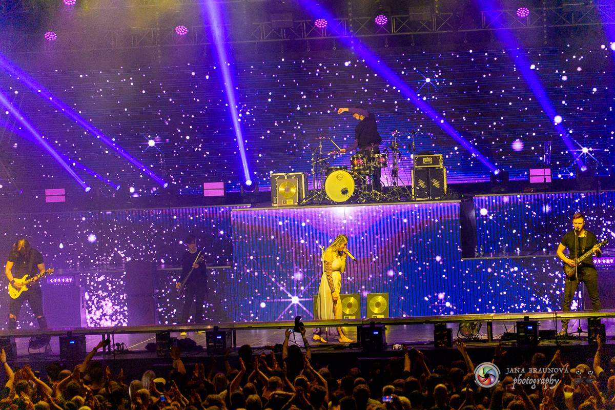 Jamaron si splnili sen. Ve Foru Karlín předvedli energickou show plnou ohňů, vzpomínali i na zesnulého Filipa Karlíka