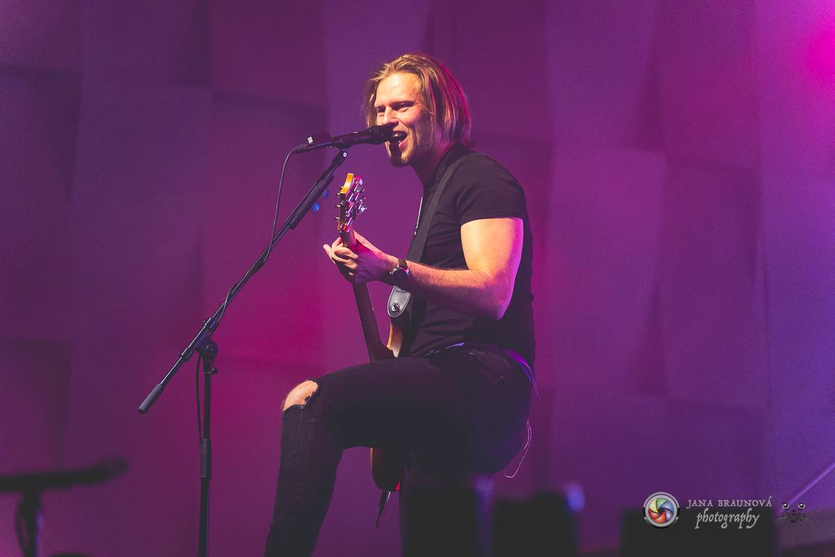 Jamaron si splnili sen. Ve Foru Karlín předvedli energickou show plnou ohňů, vzpomínali i na zesnulého Filipa Karlíka