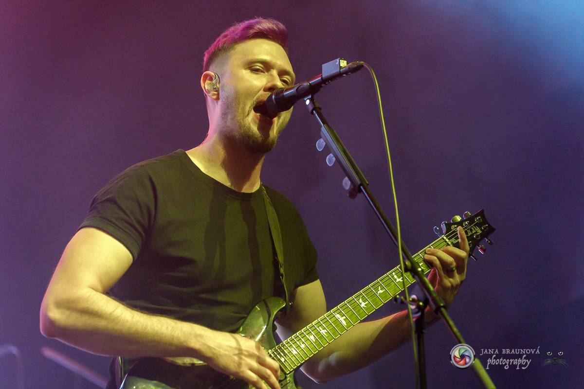 Jamaron si splnili sen. Ve Foru Karlín předvedli energickou show plnou ohňů, vzpomínali i na zesnulého Filipa Karlíka