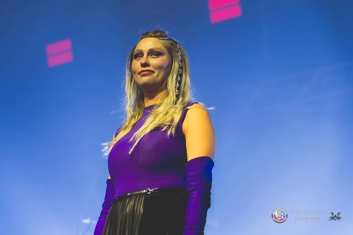 Jamaron si splnili sen. Ve Foru Karlín předvedli energickou show plnou ohňů, vzpomínali i na zesnulého Filipa Karlíka