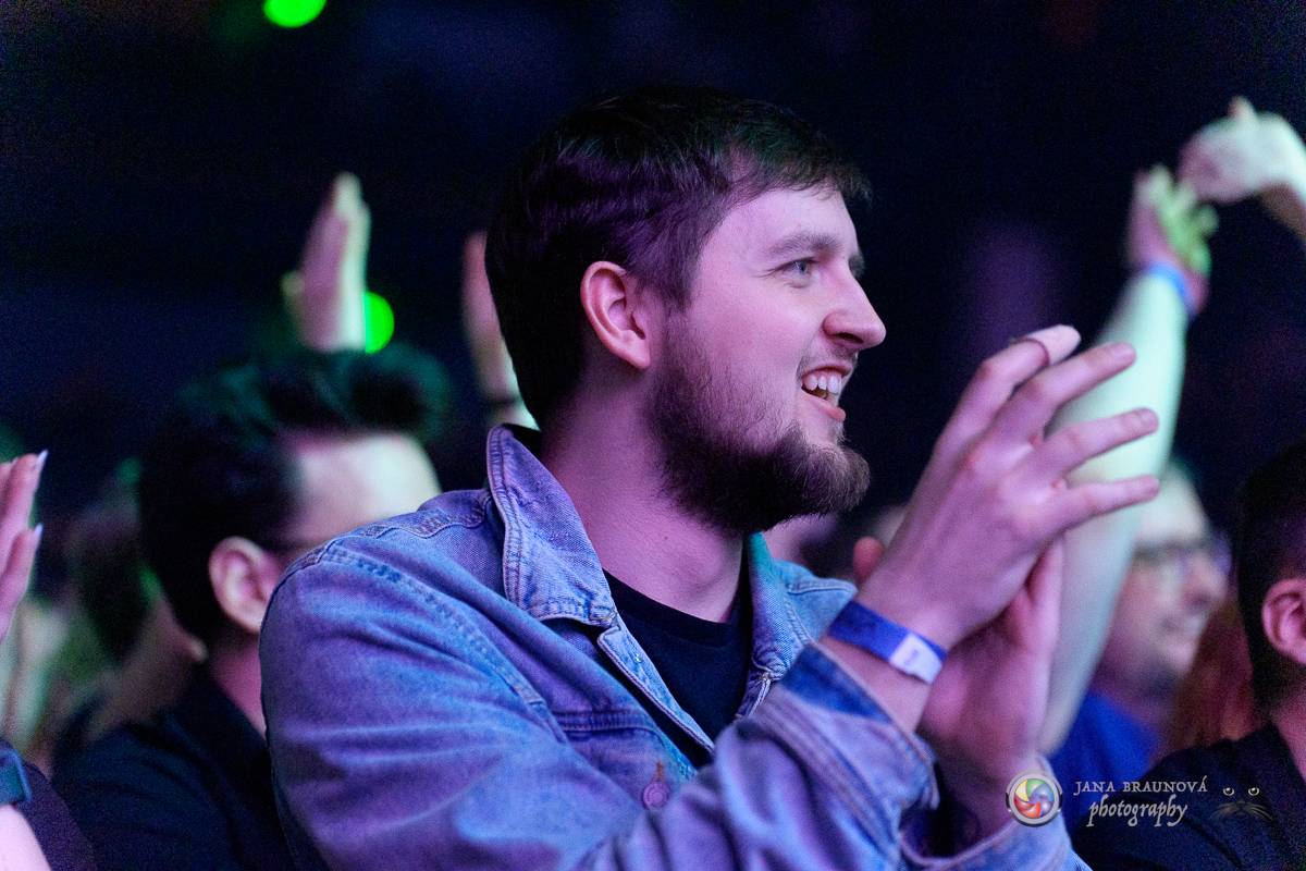 Jamaron si splnili sen. Ve Foru Karlín předvedli energickou show plnou ohňů, vzpomínali i na zesnulého Filipa Karlíka