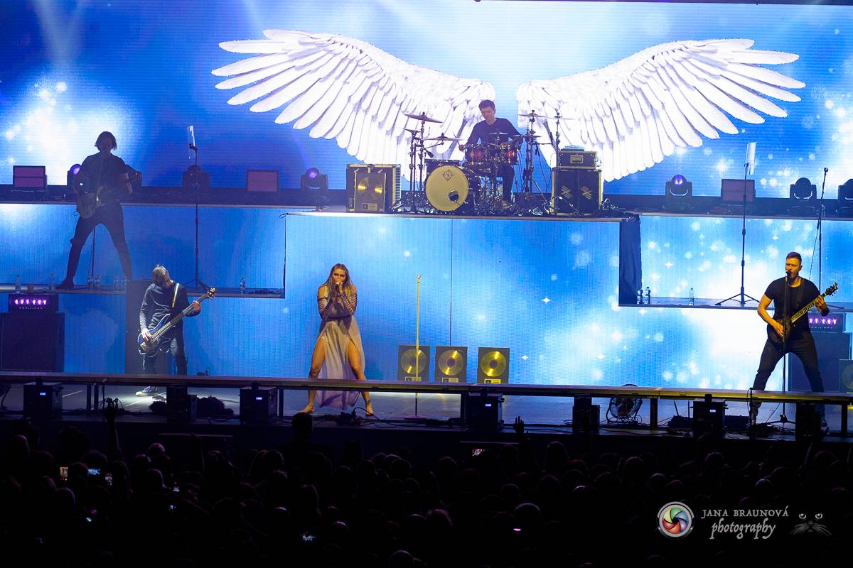 Jamaron si splnili sen. Ve Foru Karlín předvedli energickou show plnou ohňů, vzpomínali i na zesnulého Filipa Karlíka