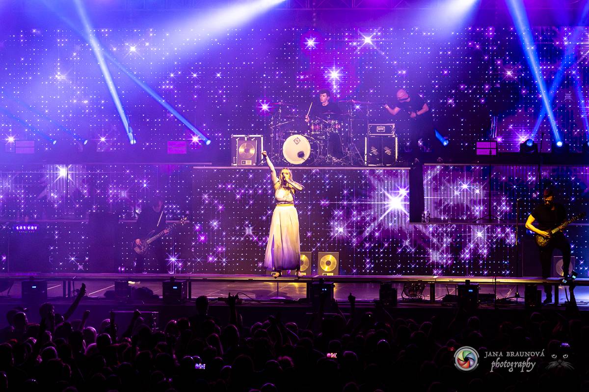 Jamaron si splnili sen. Ve Foru Karlín předvedli energickou show plnou ohňů, vzpomínali i na zesnulého Filipa Karlíka