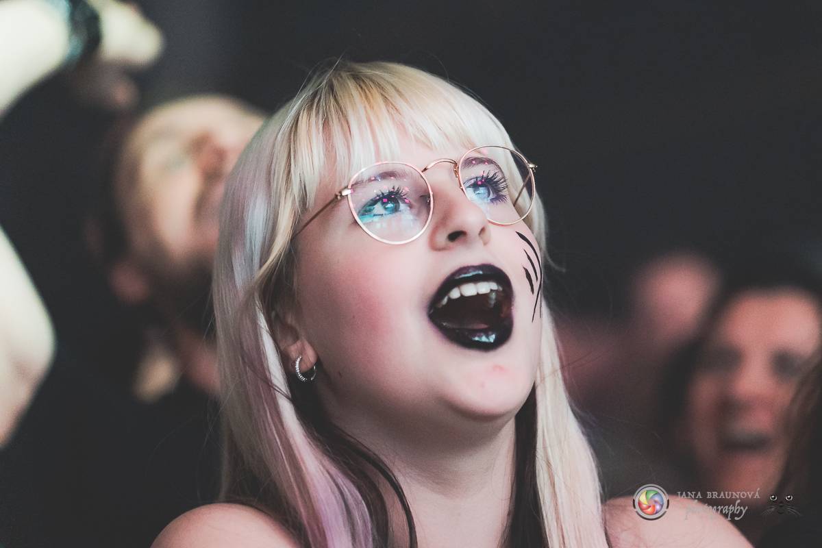 Jamaron si splnili sen. Ve Foru Karlín předvedli energickou show plnou ohňů, vzpomínali i na zesnulého Filipa Karlíka