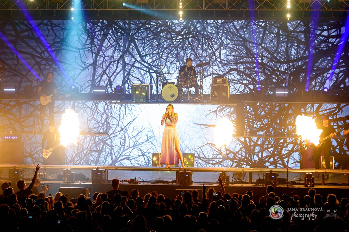 Jamaron si splnili sen. Ve Foru Karlín předvedli energickou show plnou ohňů, vzpomínali i na zesnulého Filipa Karlíka