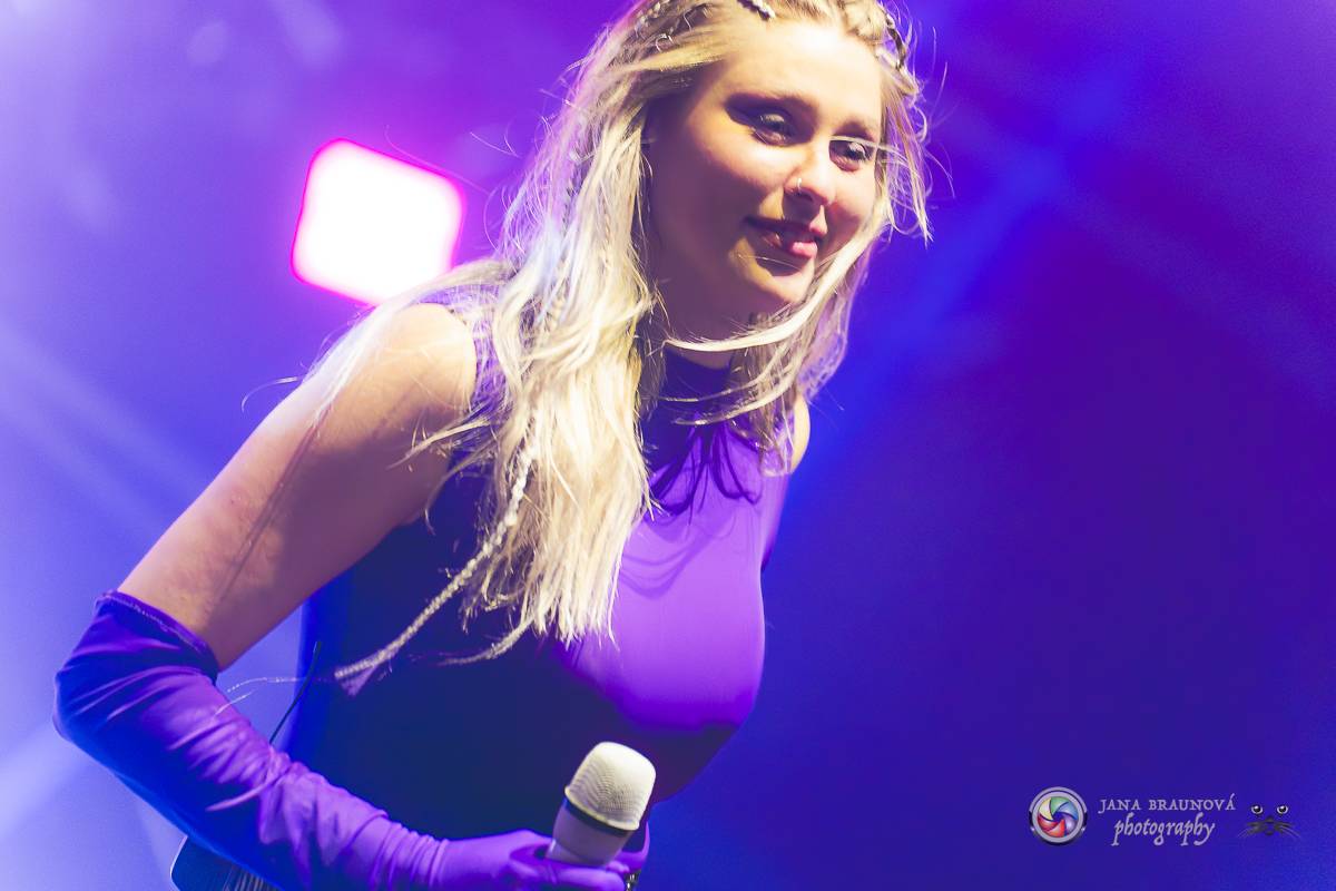 Jamaron si splnili sen. Ve Foru Karlín předvedli energickou show plnou ohňů, vzpomínali i na zesnulého Filipa Karlíka