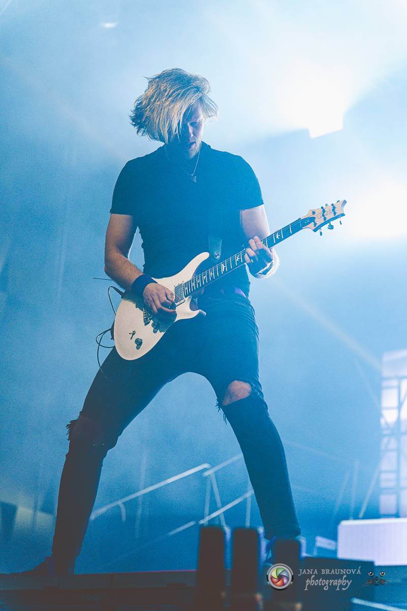 Jamaron si splnili sen. Ve Foru Karlín předvedli energickou show plnou ohňů, vzpomínali i na zesnulého Filipa Karlíka