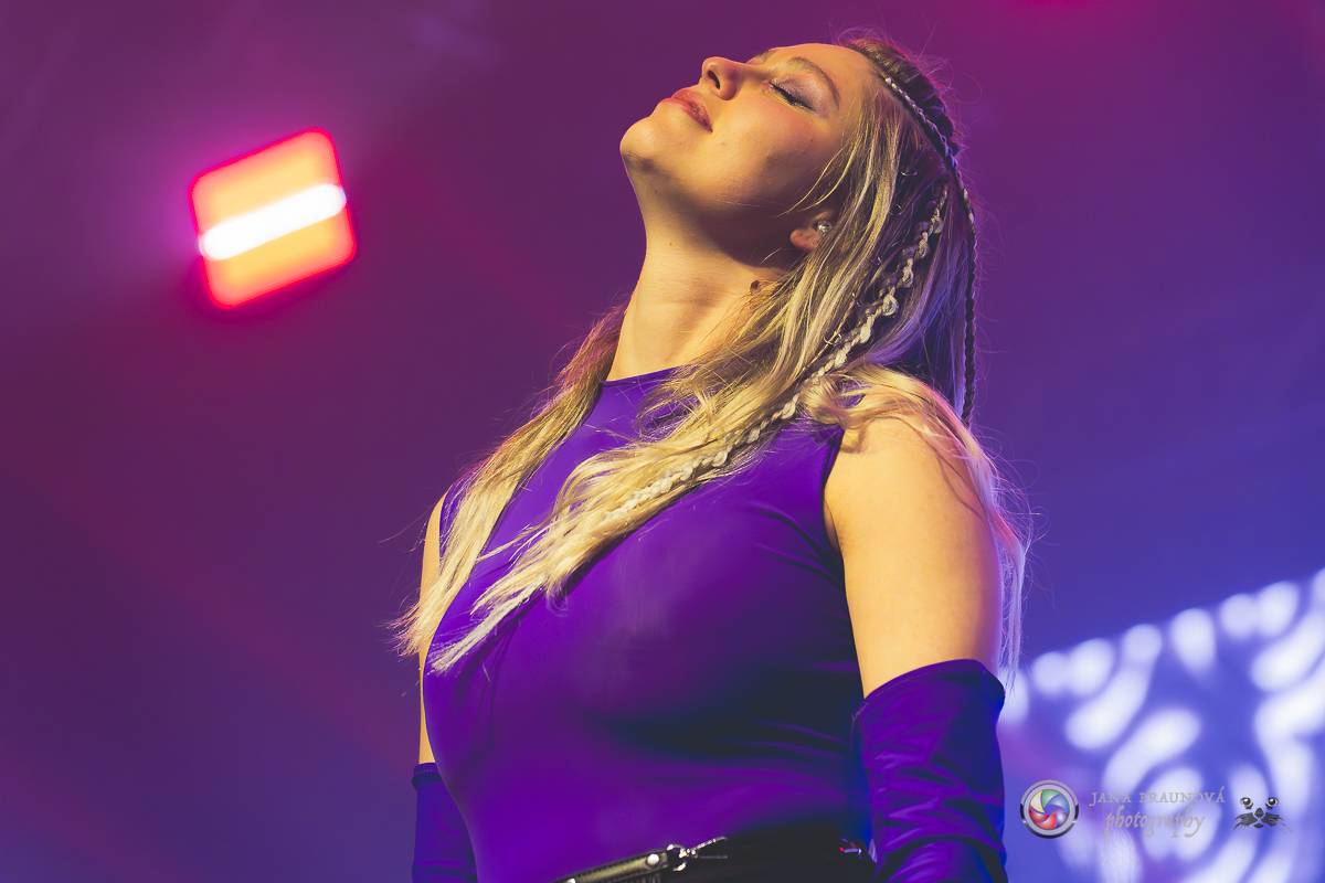 Jamaron si splnili sen. Ve Foru Karlín předvedli energickou show plnou ohňů, vzpomínali i na zesnulého Filipa Karlíka