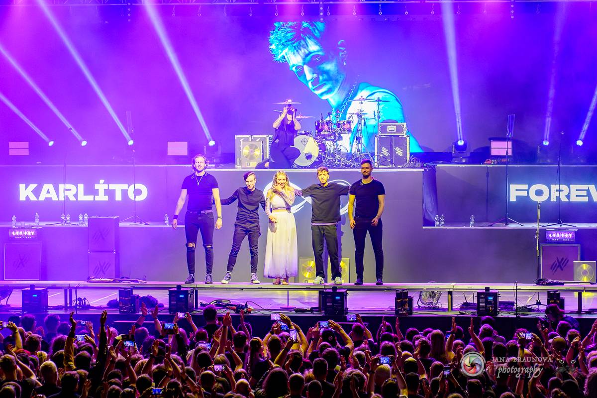 Jamaron si splnili sen. Ve Foru Karlín předvedli energickou show plnou ohňů, vzpomínali i na zesnulého Filipa Karlíka