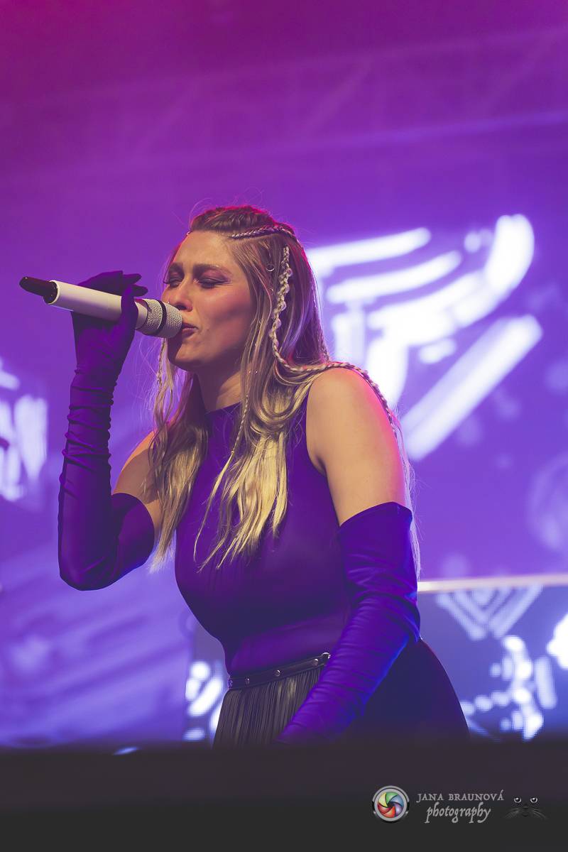 Jamaron si splnili sen. Ve Foru Karlín předvedli energickou show plnou ohňů, vzpomínali i na zesnulého Filipa Karlíka