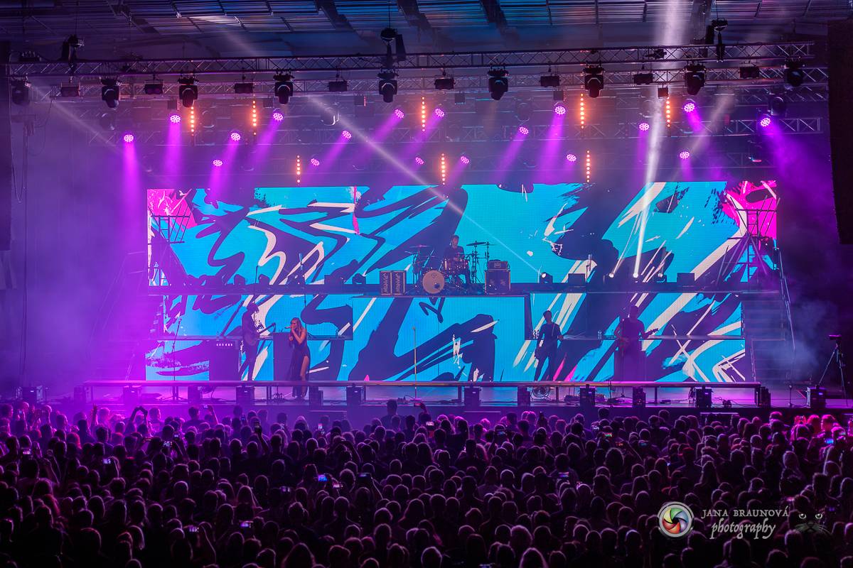 Jamaron si splnili sen. Ve Foru Karlín předvedli energickou show plnou ohňů, vzpomínali i na zesnulého Filipa Karlíka