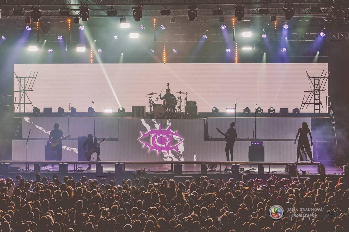 Jamaron si splnili sen. Ve Foru Karlín předvedli energickou show plnou ohňů, vzpomínali i na zesnulého Filipa Karlíka