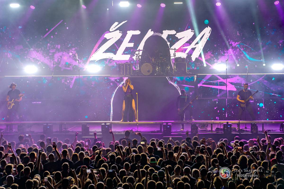 Jamaron si splnili sen. Ve Foru Karlín předvedli energickou show plnou ohňů, vzpomínali i na zesnulého Filipa Karlíka