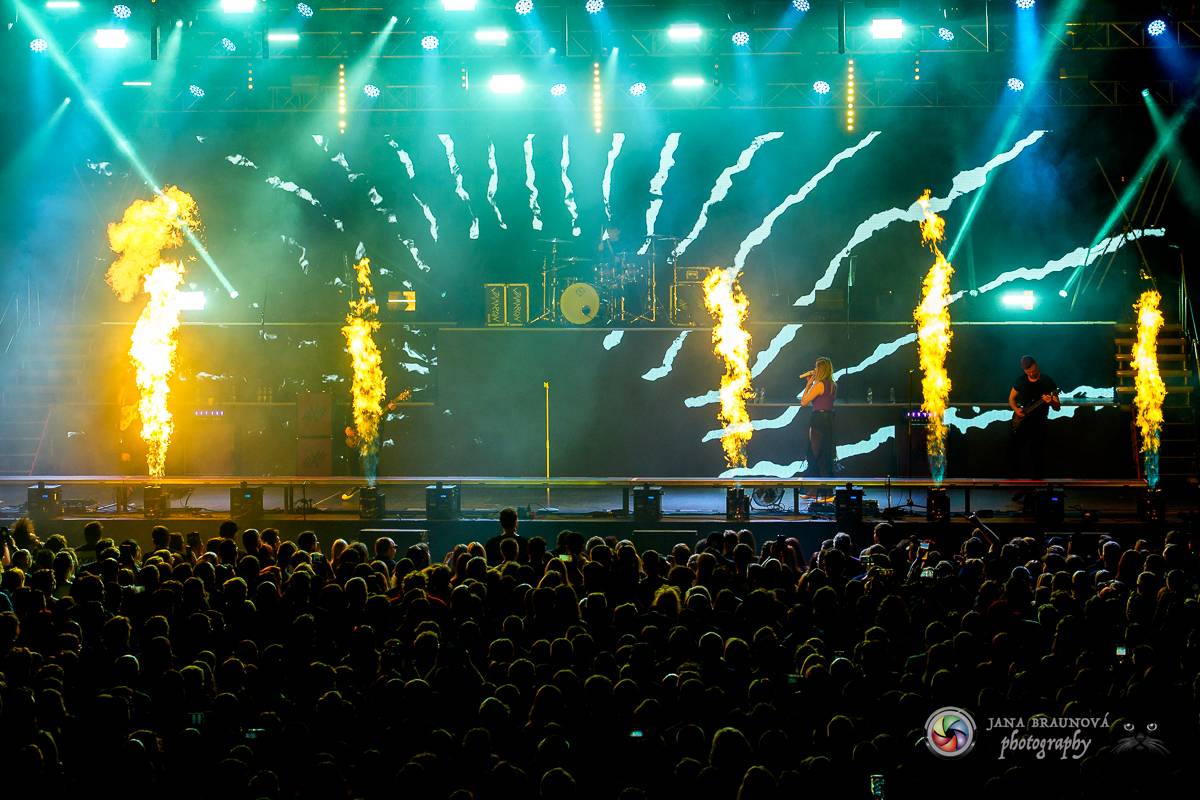 Jamaron si splnili sen. Ve Foru Karlín předvedli energickou show plnou ohňů, vzpomínali i na zesnulého Filipa Karlíka