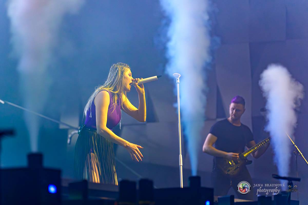 Jamaron si splnili sen. Ve Foru Karlín předvedli energickou show plnou ohňů, vzpomínali i na zesnulého Filipa Karlíka