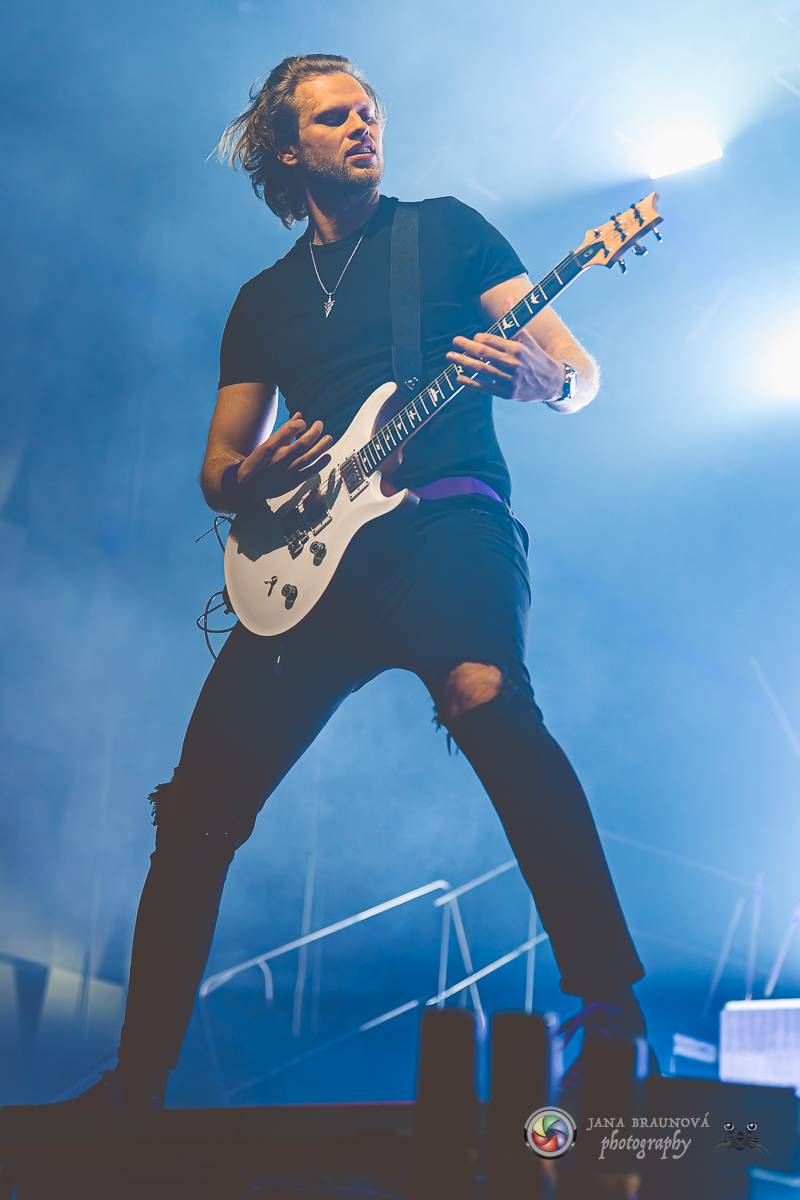 Jamaron si splnili sen. Ve Foru Karlín předvedli energickou show plnou ohňů, vzpomínali i na zesnulého Filipa Karlíka