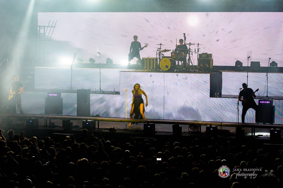 Jamaron si splnili sen. Ve Foru Karlín předvedli energickou show plnou ohňů, vzpomínali i na zesnulého Filipa Karlíka