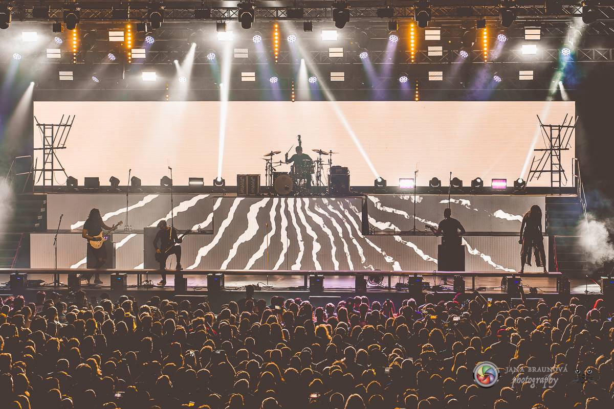 Jamaron si splnili sen. Ve Foru Karlín předvedli energickou show plnou ohňů, vzpomínali i na zesnulého Filipa Karlíka