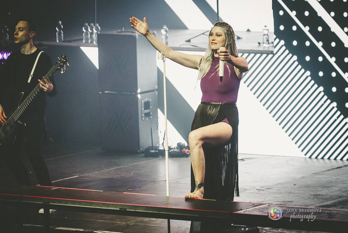 Jamaron si splnili sen. Ve Foru Karlín předvedli energickou show plnou ohňů, vzpomínali i na zesnulého Filipa Karlíka