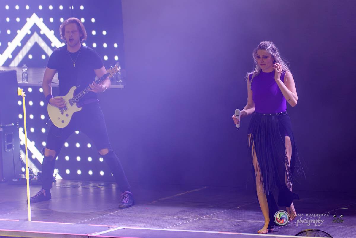 Jamaron si splnili sen. Ve Foru Karlín předvedli energickou show plnou ohňů, vzpomínali i na zesnulého Filipa Karlíka