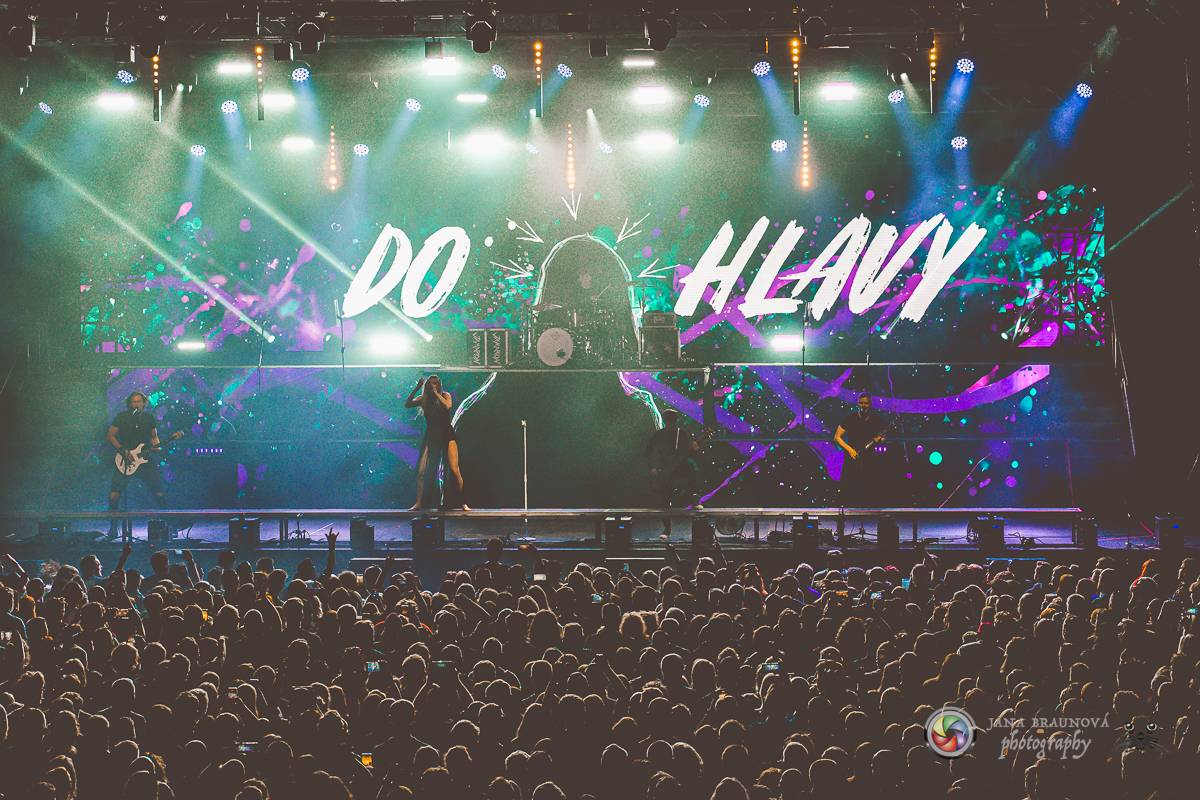 Jamaron si splnili sen. Ve Foru Karlín předvedli energickou show plnou ohňů, vzpomínali i na zesnulého Filipa Karlíka