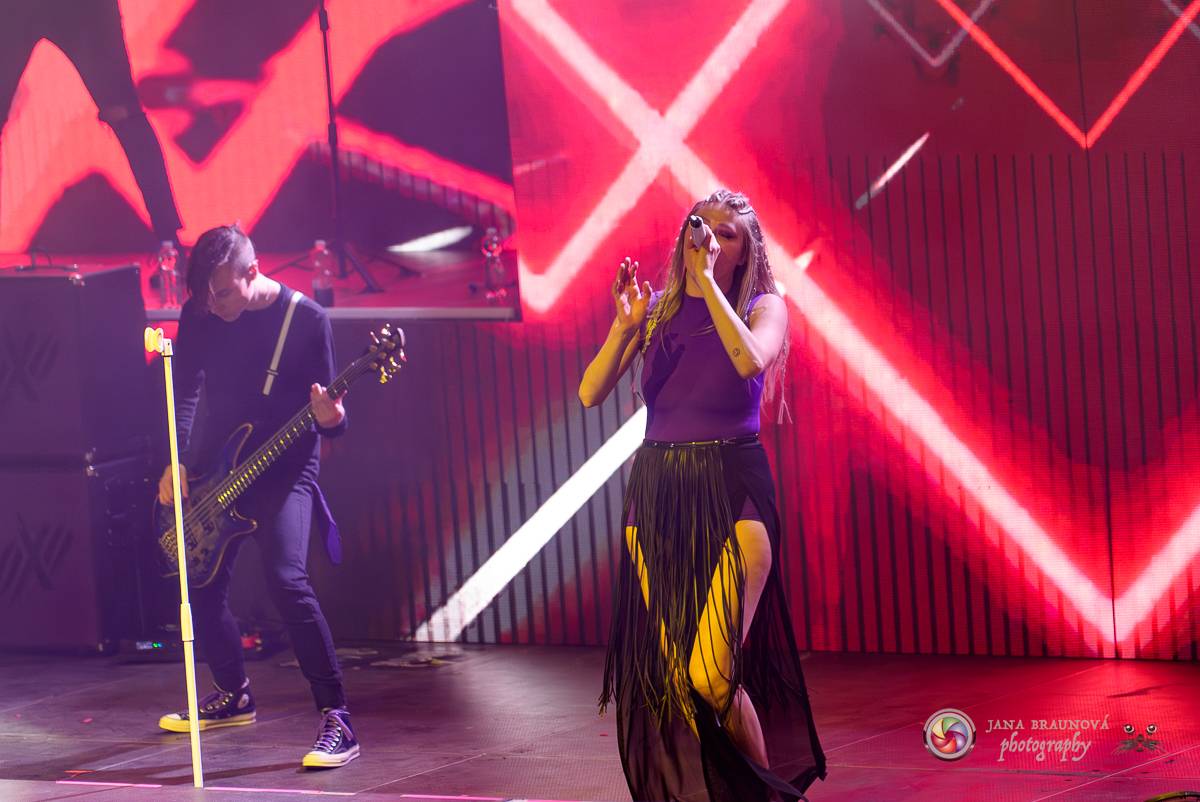 Jamaron si splnili sen. Ve Foru Karlín předvedli energickou show plnou ohňů, vzpomínali i na zesnulého Filipa Karlíka