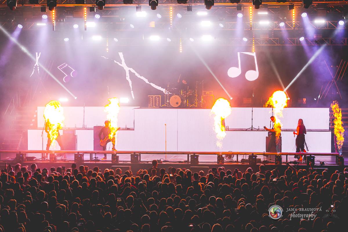 Jamaron si splnili sen. Ve Foru Karlín předvedli energickou show plnou ohňů, vzpomínali i na zesnulého Filipa Karlíka