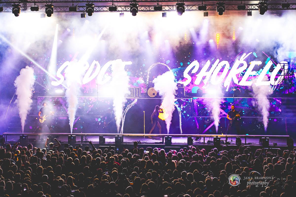 Jamaron si splnili sen. Ve Foru Karlín předvedli energickou show plnou ohňů, vzpomínali i na zesnulého Filipa Karlíka