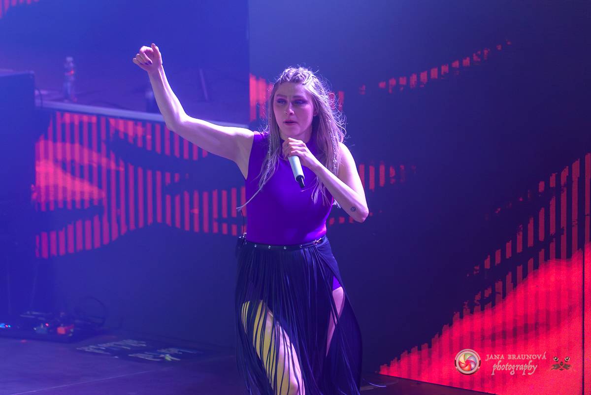 Jamaron si splnili sen. Ve Foru Karlín předvedli energickou show plnou ohňů, vzpomínali i na zesnulého Filipa Karlíka