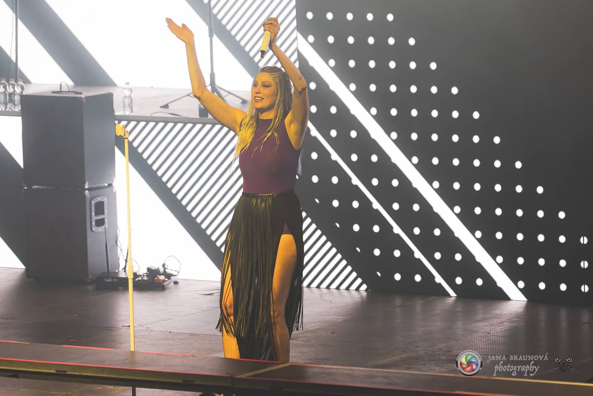 Jamaron si splnili sen. Ve Foru Karlín předvedli energickou show plnou ohňů, vzpomínali i na zesnulého Filipa Karlíka