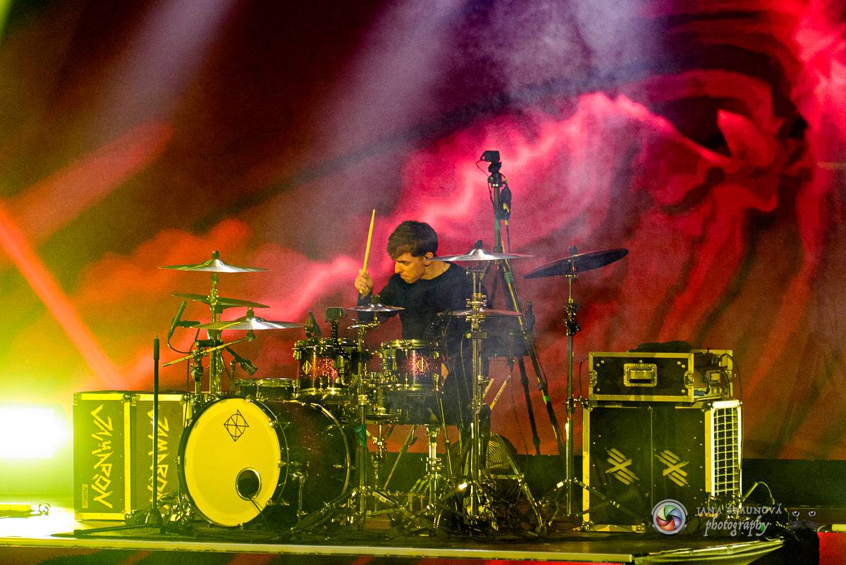 Jamaron si splnili sen. Ve Foru Karlín předvedli energickou show plnou ohňů, vzpomínali i na zesnulého Filipa Karlíka